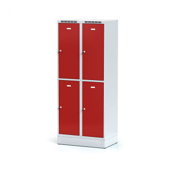 Šatní skříň boxová, sokl, svařovaná,  4x červená dv./korp. šedá, zámek cylindrický, II
